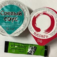 Набор имбиря, соевого соуса и васаби в Суши ням и пицца