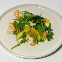 Салат с креветкой, руколой, цитрусом, авокадо в медово-горчичной заправке в URBAN Lounge