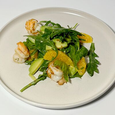 Салат с креветкой, руколой, цитрусом, авокадо в медово-горчичной заправке в URBAN Lounge по цене 899 ₽