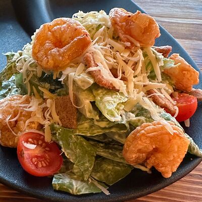 Салат Цезарь с креветкой в Дикий койот по цене 699 ₽