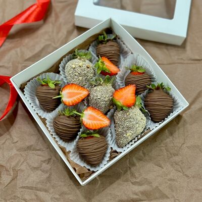 Свежая клубника в молочном шоколаде с дробленым арахисом в Cosmo Сakery по цене 2490 ₽