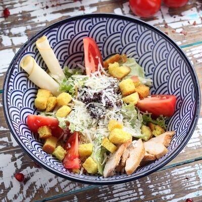 Салат теплый с курицей и сулугуни в Чача по цене 580 ₽