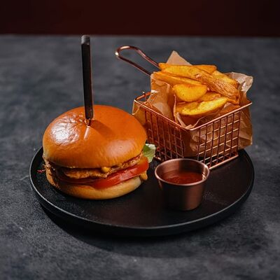 Бургер куриный и фри в Marrakesh lounge по цене 570 ₽