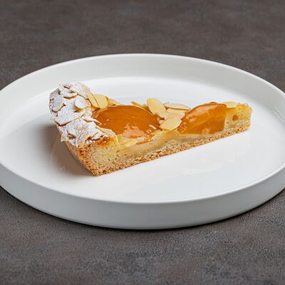 Миндальный тарт с персиком в МОСТ бистро по цене 450 ₽