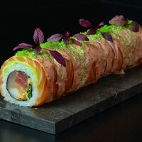 Ролл из лосося, тунца, гребешка, креветки и авокадо с соусом ментайко в Rick'n'Roll
