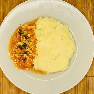 Курица в томатно-сметанном соусе с картофельным пюре в Домашний обед по цене 285 ₽