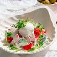 Салат с яйцом пашот в Поляна