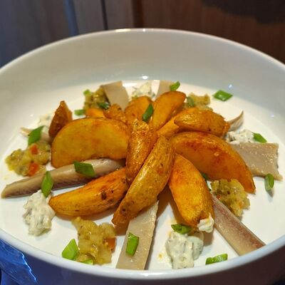 Сельдь с картофельными дольками в Houston bar по цене 400 ₽