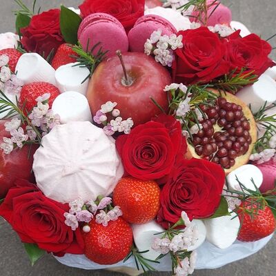 Корзина с розами, фруктами и сладостями в Buketonline - Съедобные букеты и клубника в шоколаде по цене 7590 ₽