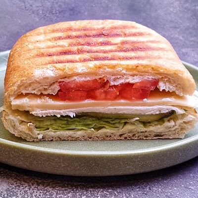 Сэндвич с курицей в Мемфис кафе по цене 300 ₽