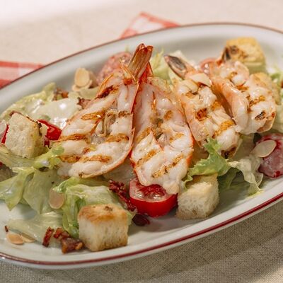 Салат Цезарь с креветками в Мама Рома по цене 595 ₽