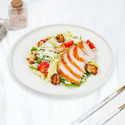 Салат Цезарь с курицей в Магбургер & Братья Караваевы по цене 265