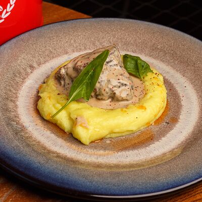 Говяжьи щечки с картофельным пюрев Дранки паб по цене 1160 ₽