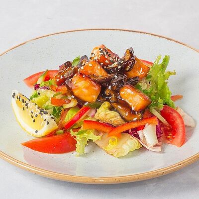 Теплый салат с лососем и Шиитаке в Луиджи & Тосё по цене 459