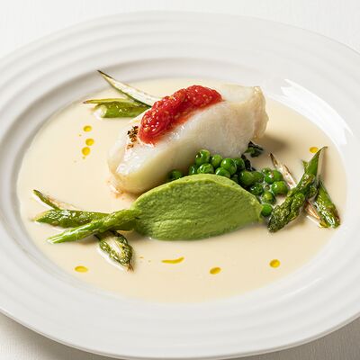 Чилийский сибас с пюре из брокколи, спаржей и соусом Бер блан в Gallery to go по цене 3790 ₽