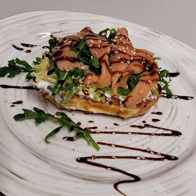 Бриошь c авокадо и семгой в Марсель кафе-кондитерская по цене 631 ₽