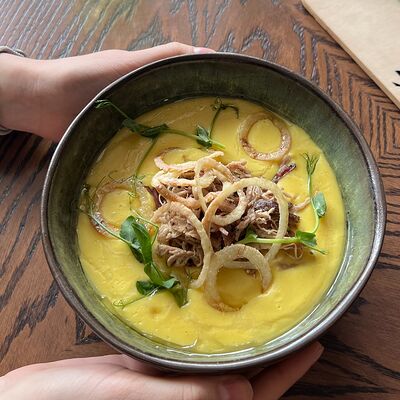 Кукурузный крем-суп с рваной свининой в ресторан 