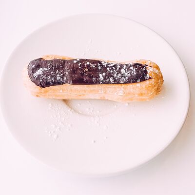 Эклер с заварным кремом в Просто кофе по цене 120 ₽