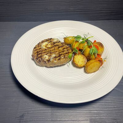 Бифштекс с моцареллой и картофелем беби в Полнолуние по цене 900 ₽