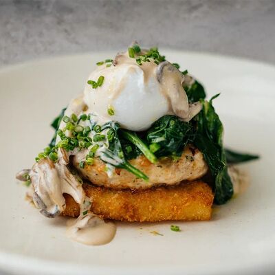 Хашбраун с куриным бифштексом,яйцом пашот и грибным соусом в Сказка. Еда и вино по цене 730 ₽