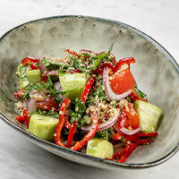 Овощной салат с томатами, болгарским перцем и огурцами в Мясной синдикат