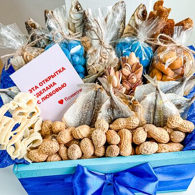 Ящик со снеками и рыбой в Букет Альфред I клубника в шоколаде и букеты по цене 2990 ₽