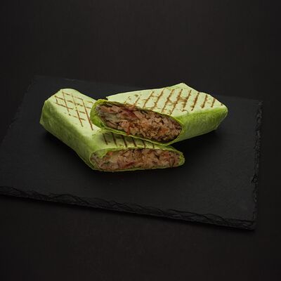 Шаурма с курицей в чесночном лаваше в Шашлычный дворик по цене 330 ₽