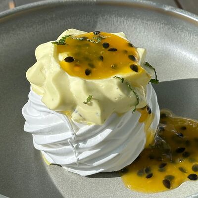 Павлова с маракуйей в Городское кафе N31 по цене 531 ₽