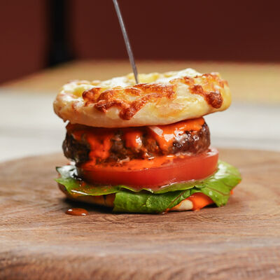 Бургер по-мегрельски в Грузинское кафе Ван Гоги по цене 310 ₽