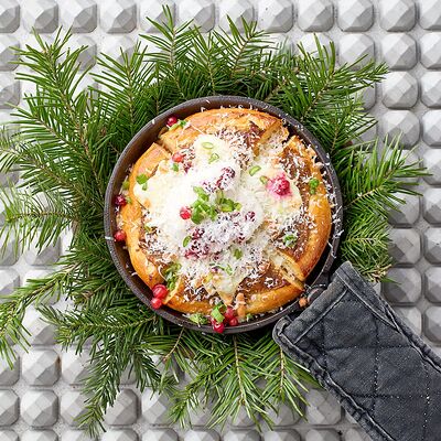 Сковородка с олениной, телятиной, овощным рагу и картофельной шаньгой в KITCHEN по цене 1360 ₽