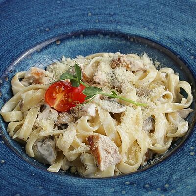 Паста с курицей и грибами в FRIENDLOUNGE по цене 520 ₽