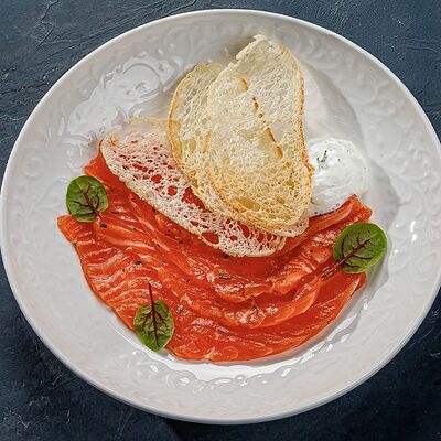 Лосось слабого посола со злаковыми тостами в Этажи по цене 950 ₽