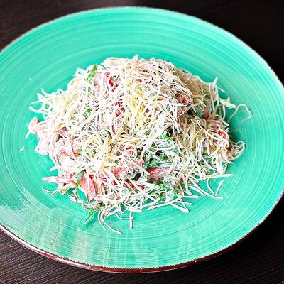 Салат из языка и рукколы с ореховым соусом в Навруз по цене 495 ₽