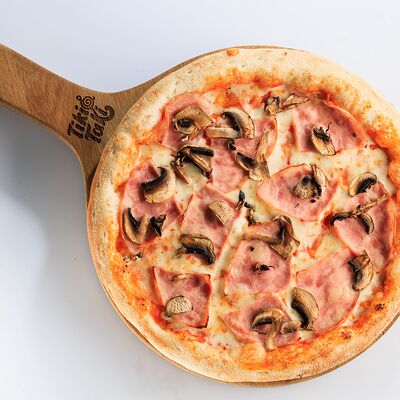 Пицца Ветчина грибы 28см в Семейный ресторан Tiki&Taki по цене 700 ₽
