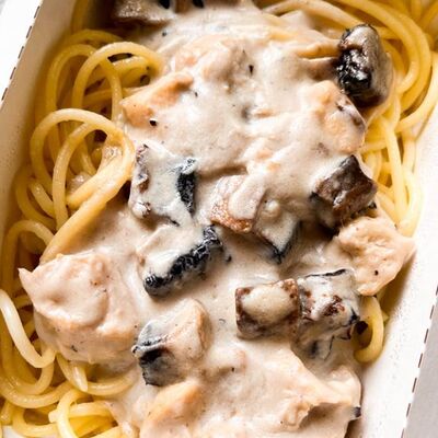 Спагетти в сливочном соусе с шампиньонами и куриным филе в Foodiegram по цене 420 ₽