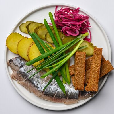 Сельдь с маринованным луком и картофелем в Bronze lion по цене 530 ₽