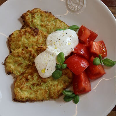 Оладьи из кабачка со сметаной и помидорами в Сыроварня по цене 540 ₽