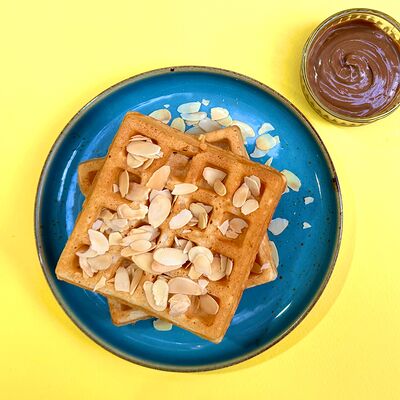 Вафли с орехово-шоколадной пастой и миндалем в Bonwich по цене 400 ₽