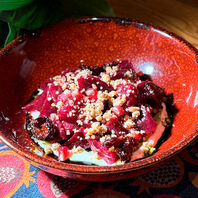 Салат из печёной свёклы с вяленой сливой, поздним ткемали копченым кремом в Сулугуни по цене 449 ₽