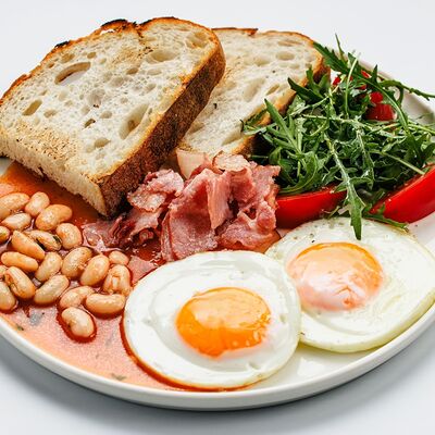 Глазунья с фасолью и беконом в Причал по цене 440 ₽