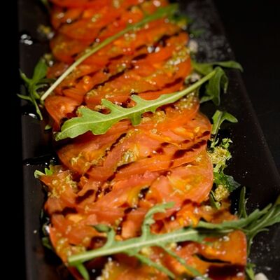 Карпаччо из спелых томатов под соусом песто в Xalif Life по цене 352 ₽