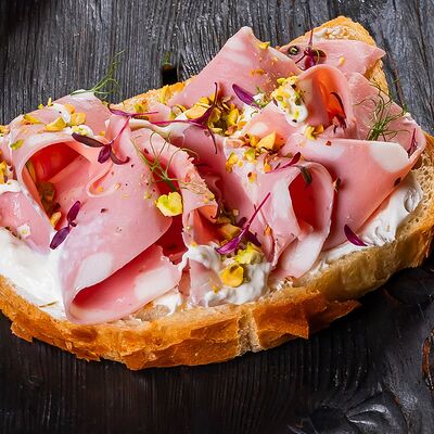 Брускетта с Мортаделлойв La Strada по цене 570 ₽