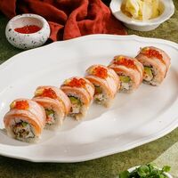 Сливочный запеченный ролл с лососем и красной икрой в Чечил