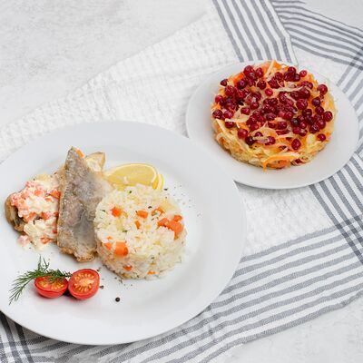 Белая рыба с рисом и овощами, салат витаминный в Бублик по цене 549 ₽