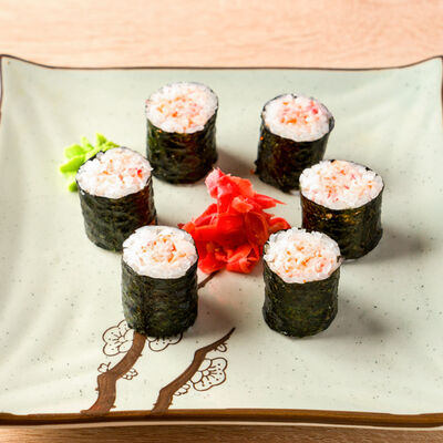 Острый маки ролл с крабом в Суши Рай по цене 250 ₽