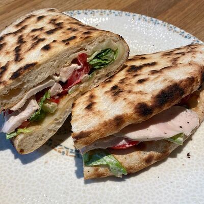 Фокачча-сендвич с курицей в DVOR гриль-бистро по цене 680 ₽