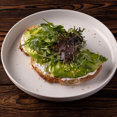 Тост с авокадо и сыром шевр в Luciano по цене 690 ₽