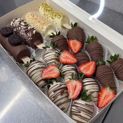 Клубника и бананы в шоколаде (номер 2) в Di Panna Confetteria по цене 2490 ₽