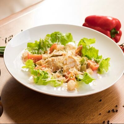 Салат Цезарь с курицей в Юность по цене 450 ₽