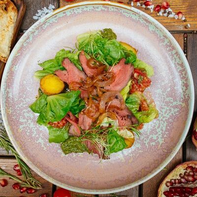 Салат с ростбифом и томатной сальсой в Дади по цене 715 ₽